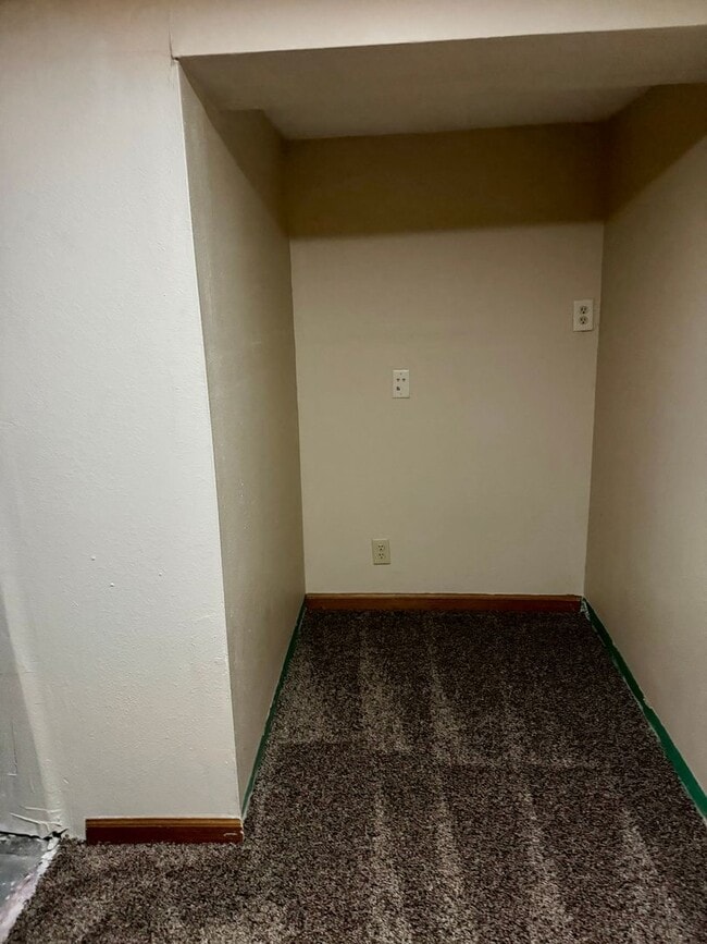 Building Photo - 3 Bed/1.5 Bath House For Rent with 2 Car Garage!
