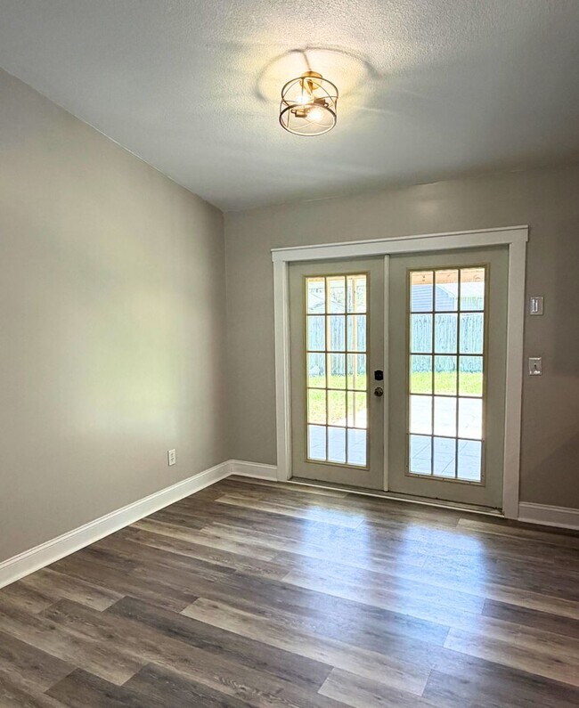 Building Photo - Updated 4BR/2BA Home in Cul-de-Sac