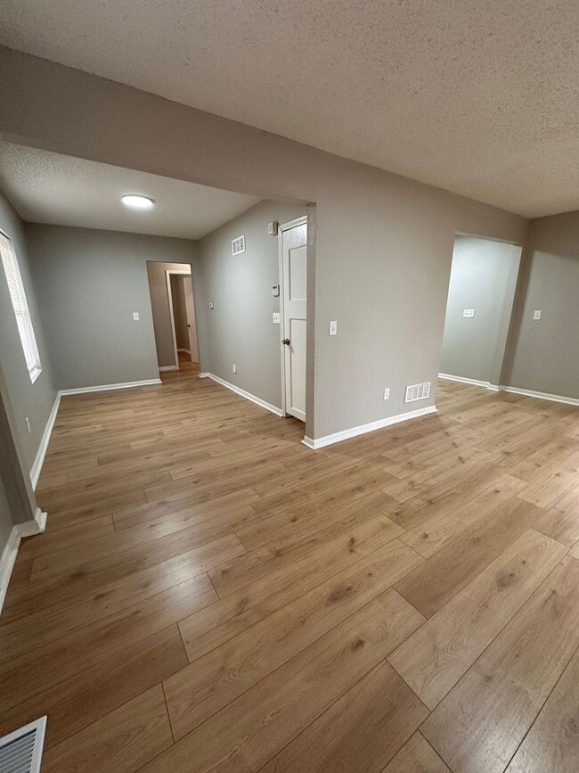 Building Photo - 2 Bed 1 Bath With Garage