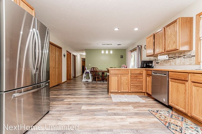 Building Photo - 3 br, 2 bath House - 120 W Spruce St