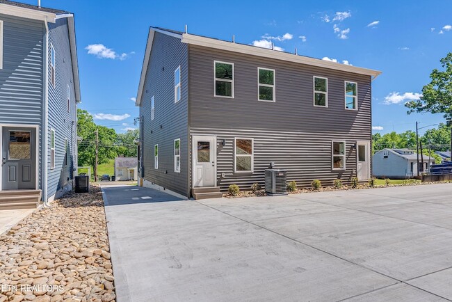 Building Photo - 3425 Garden Dr