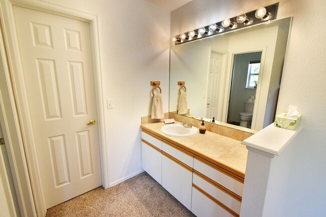 Building Photo - 600A Gold Dust Dr