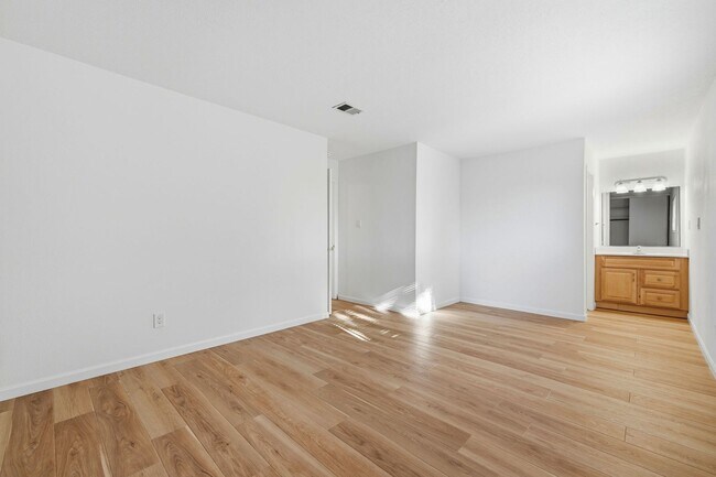 Building Photo - Spacious 4-bedroom 2-Bath in Desirable Area in Walnut Creek!