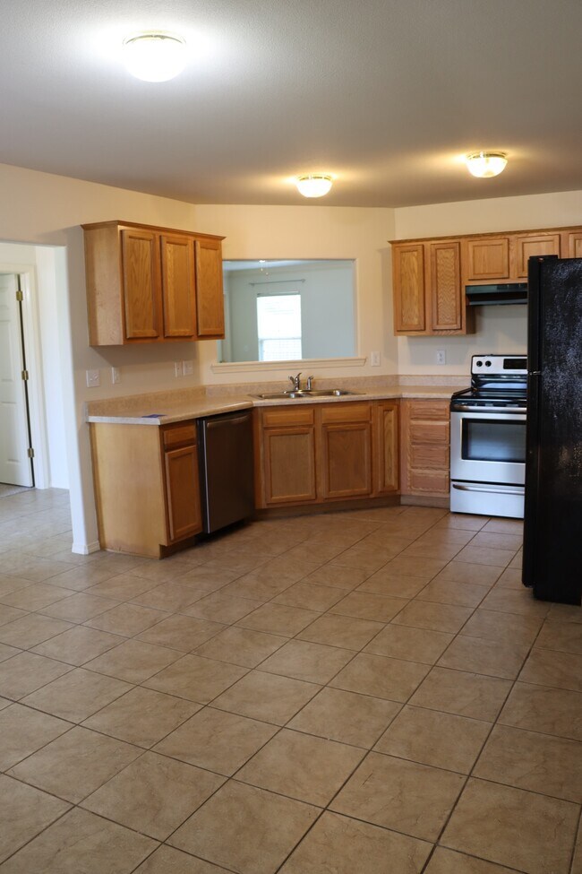 Building Photo - 805 SW Sandrock Rd