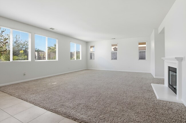 Building Photo - 1059 Vista Pointe Blvd