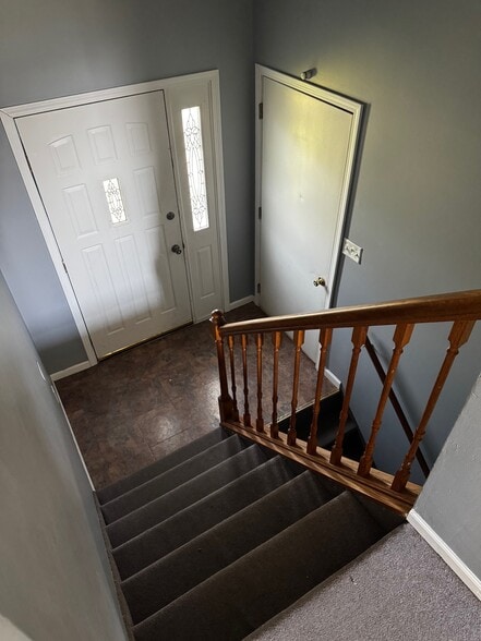 FRONT DOOR / GARAGE DOOR - 142 Skyline Dr