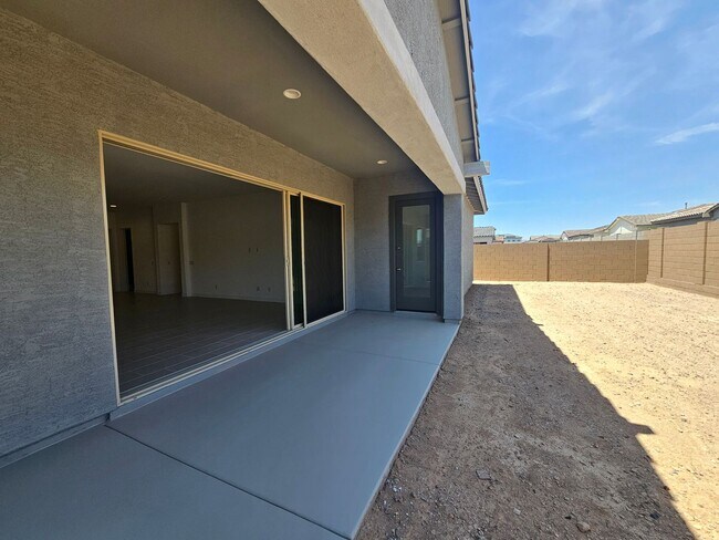 Building Photo - Beautiful and spacious