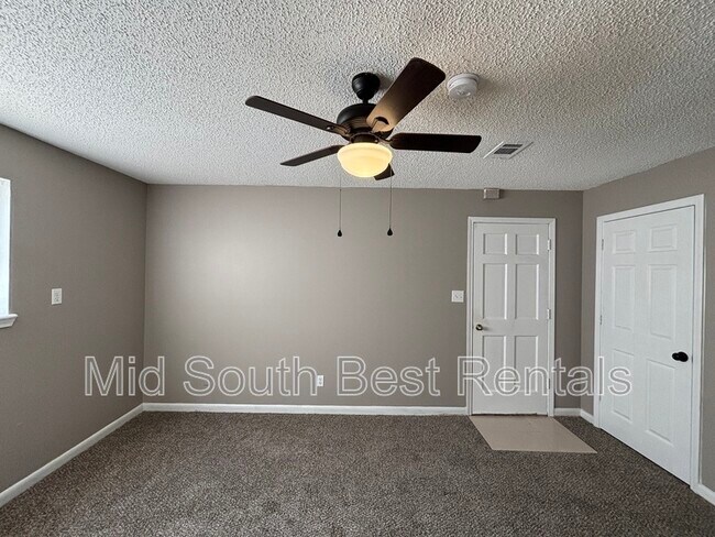 Building Photo - 125 Almond Cove