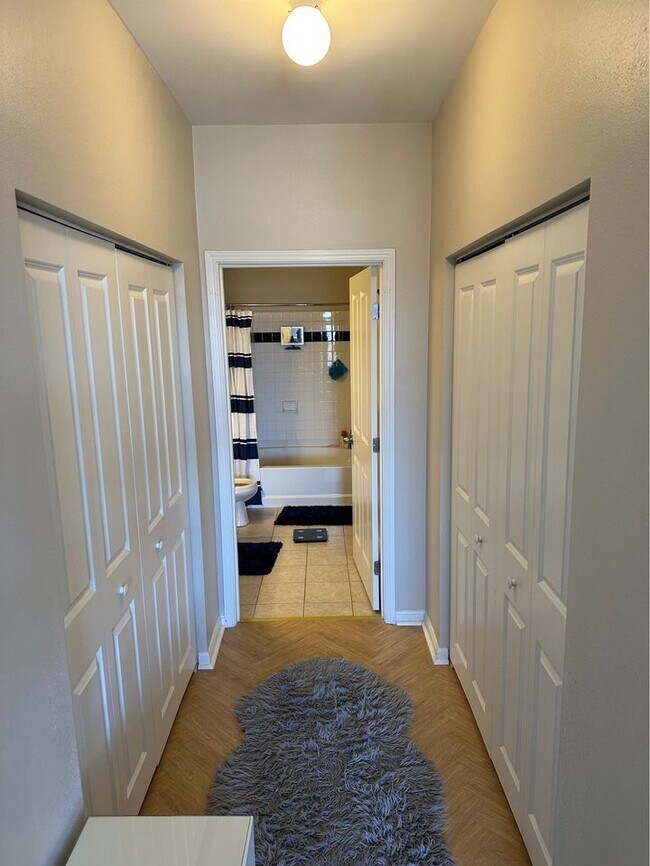 Building Photo - 903 Providence Pl