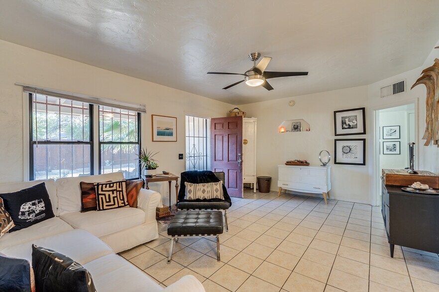 Building Photo - 1925 E Water St