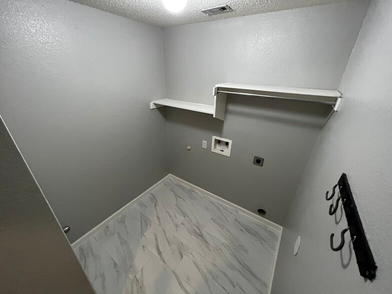 Building Photo - 1510 Shady Shores Dr