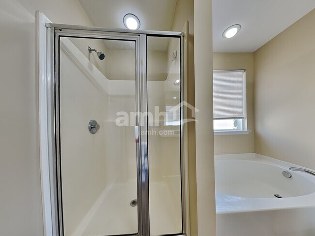 Building Photo - 533 Wrayhill Dr