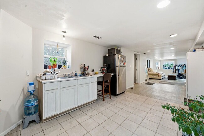 Building Photo - 1637 S St Louis Ave