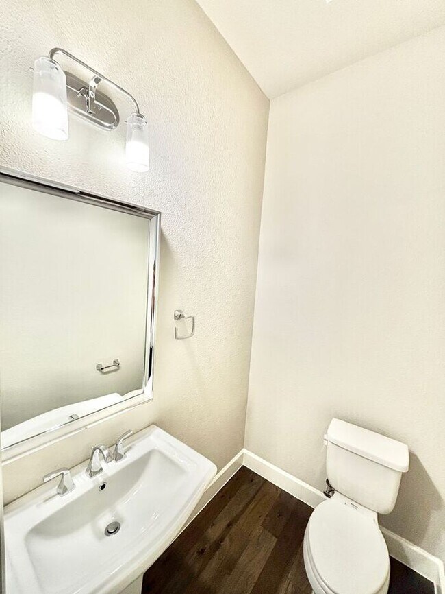 Building Photo - Spacious 3-Bedroom Home with Modern Amenit...