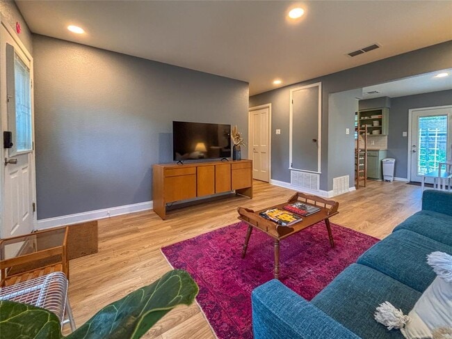 Building Photo - 406 Concho St