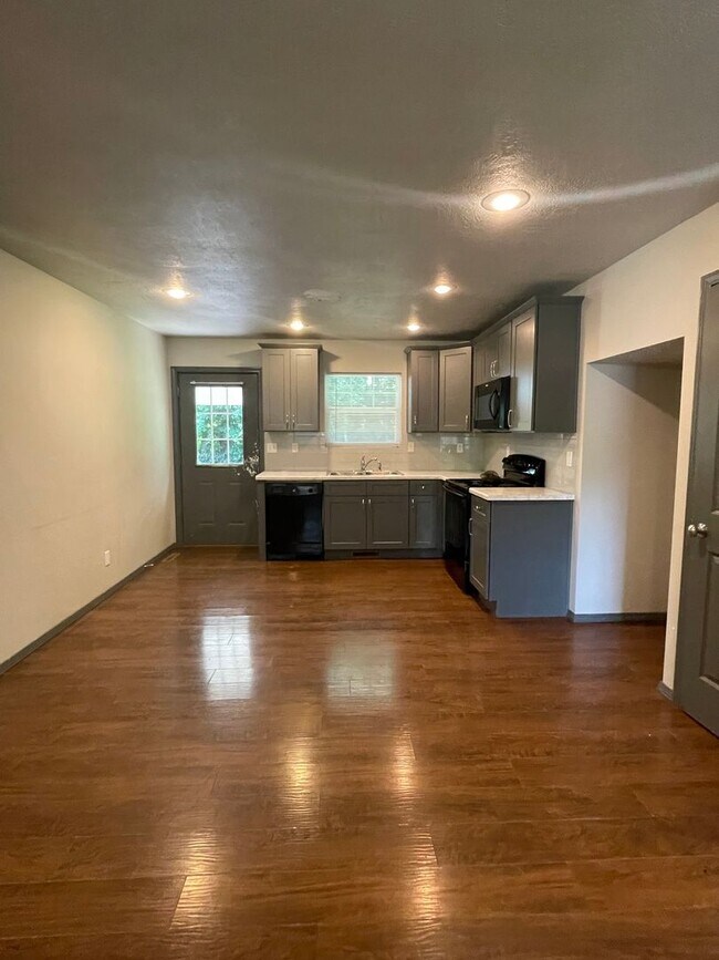 Building Photo - 3 Bedroom 2 Bath House South Springfield