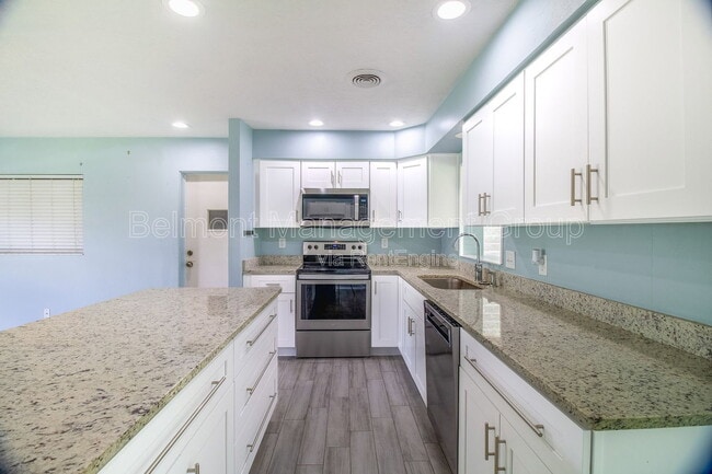 Building Photo - 1868 Lake Spier Dr