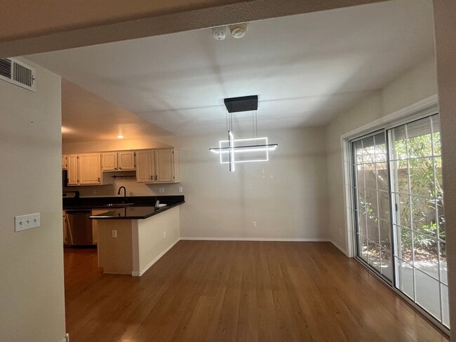 Building Photo - Charming Oversized 2 Bed, 2 Bath Townhouse...