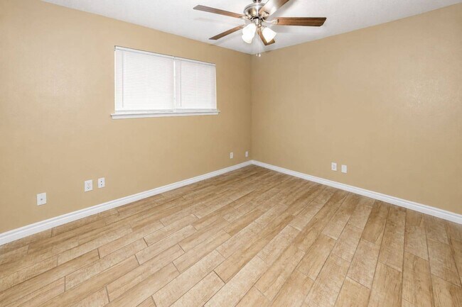 Building Photo - 2213 Dickens Dr