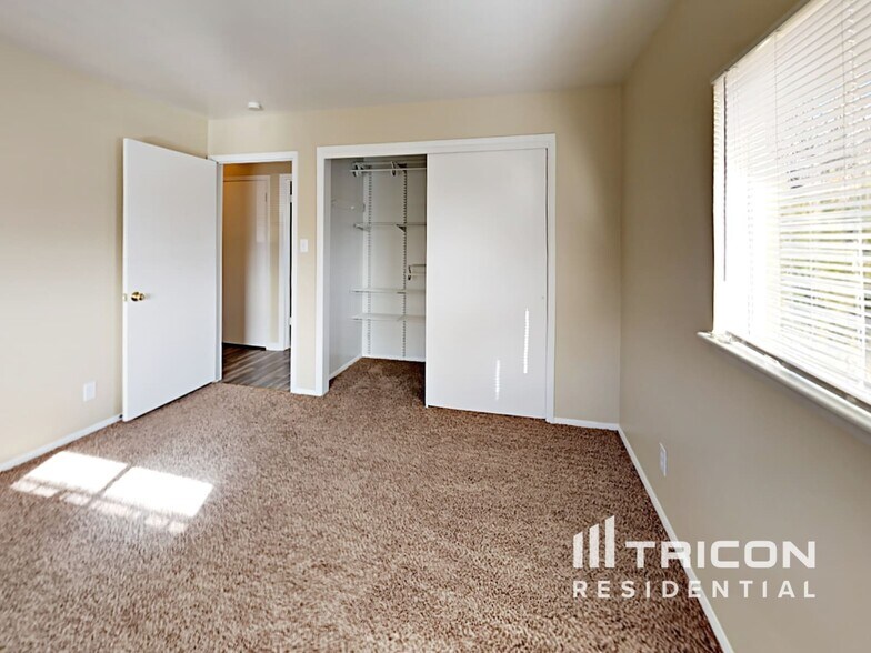 Building Photo - 1355 Royal Dr