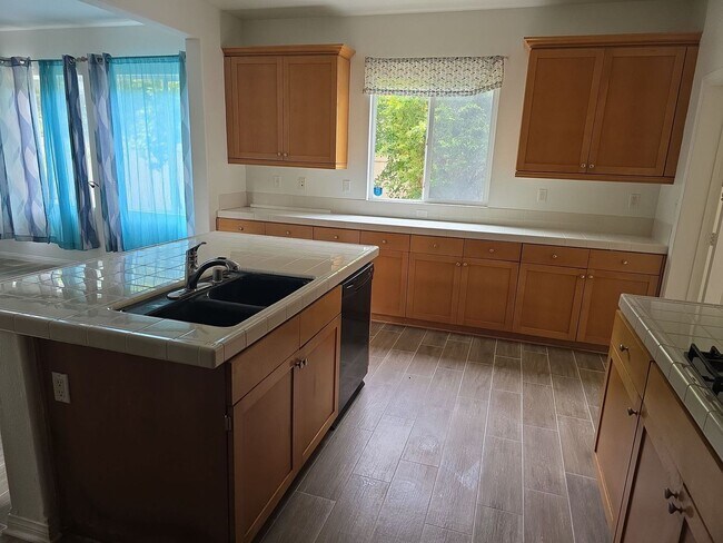 Building Photo - Love living near the Beach into this spacious 5 bedroom home