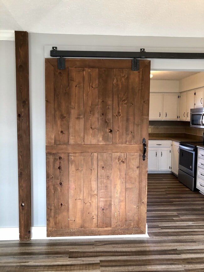 Building Photo - Beautiful  4 bedroom Remodeled Home in Ravenwood  Springfield MO