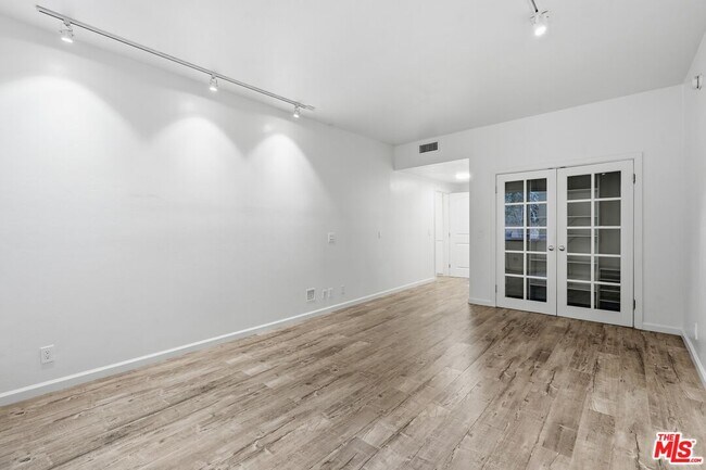 Building Photo - 1557 S Beverly Glen Blvd