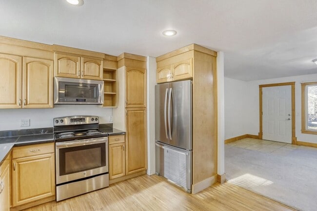 Building Photo - Amazing 3bed/1.5bath with Attached Garage in Kirkland!