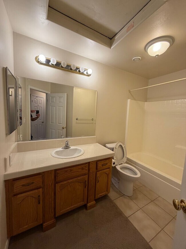 Building Photo - Take a look at this Gorgeous NW Bakersfield Home