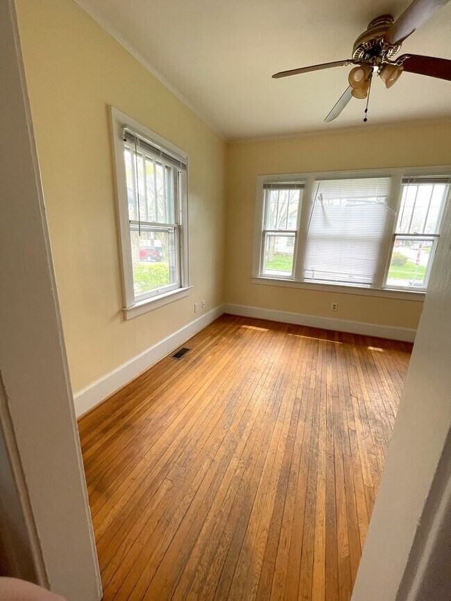 Building Photo - 903 Dewey Ave