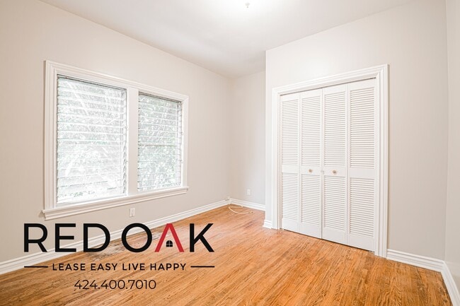 Building Photo - 109 S Sycamore Ave