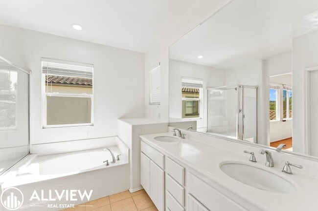 Building Photo - Bright & Spacious 3-Bedroom 2.5 Bath Home in Gated Oak Creek Community