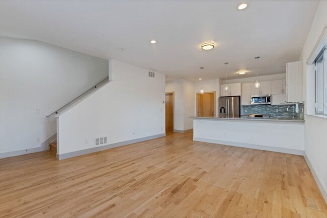 Building Photo - Move In READY!!!   Single family home in s...