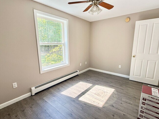 Building Photo - Sunny & Spacious 4 bedroom home