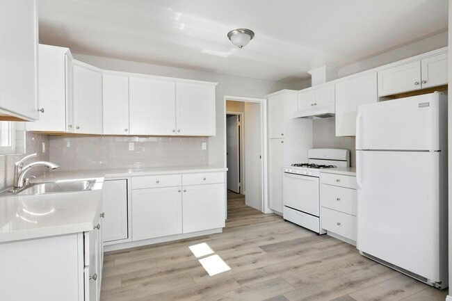 Building Photo - Remodeled Home with Views!