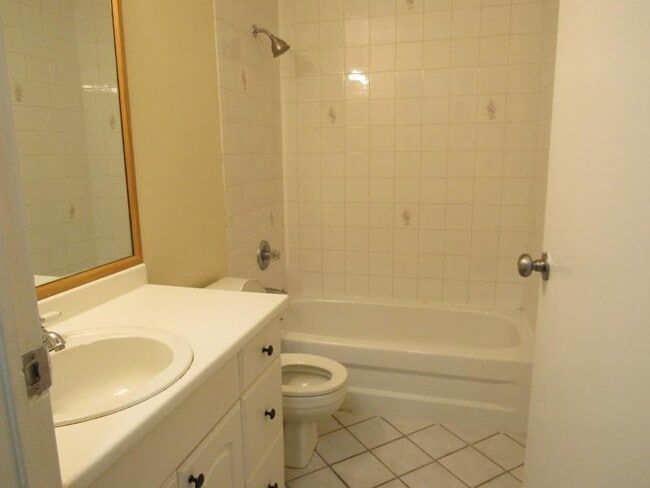 Building Photo - 7 Tree Hollow Ln