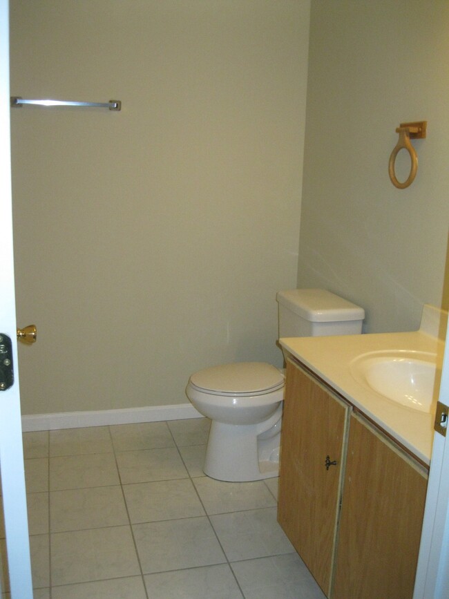 bathroom 1 - 114 Creekside Dr