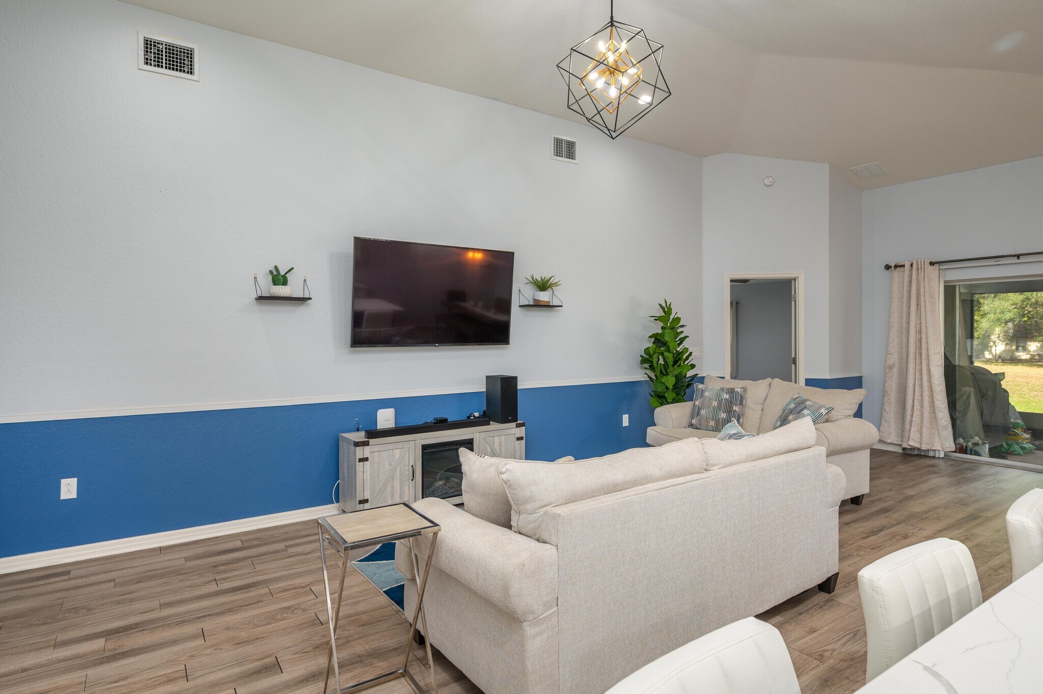 Building Photo - 501 Interlock St