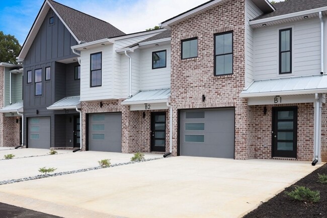 Building Photo - 725 Hornbuckle Rd