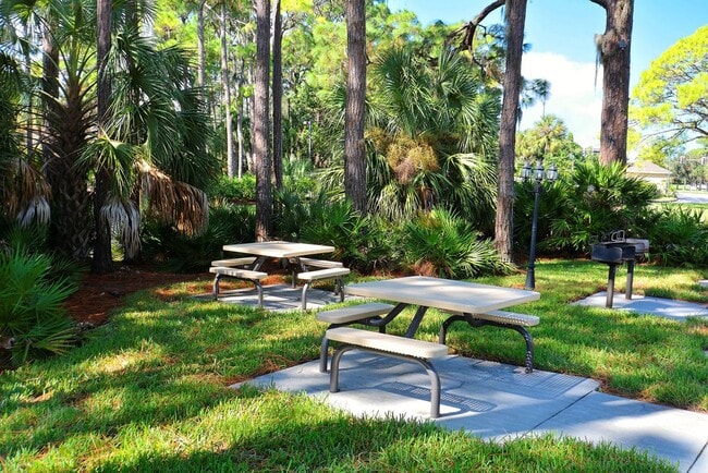 Building Photo - 2/2 Villa in South Sarasota