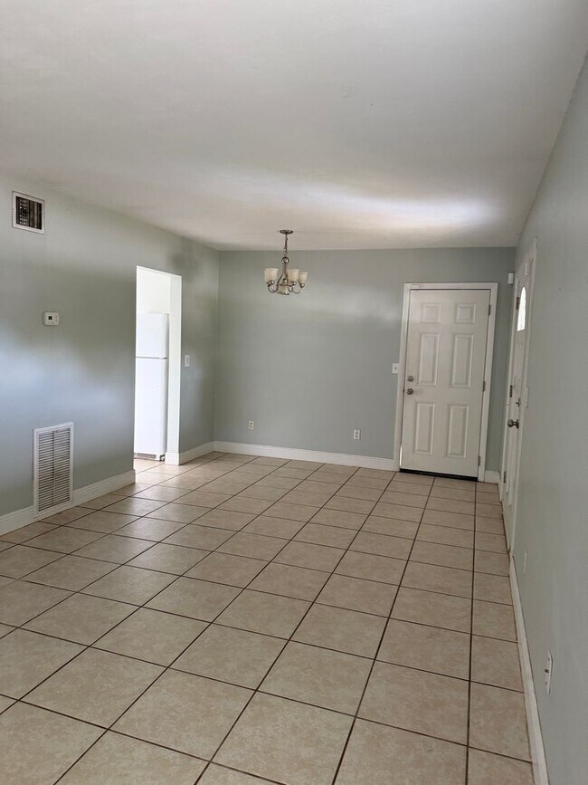 Building Photo - Three bedrooms one bath Deltona