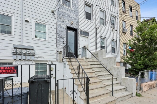 Building Photo - 240.5 South St