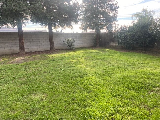 Building Photo - 4 bedroom 2 bathroom house in SE Visalia!