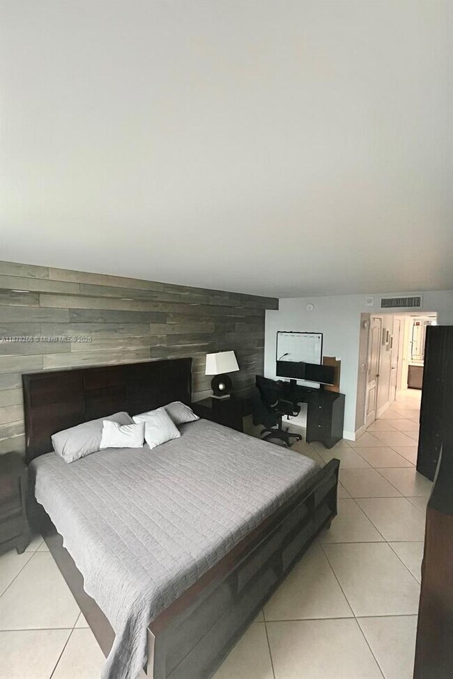 Building Photo - 6039 Collins Ave