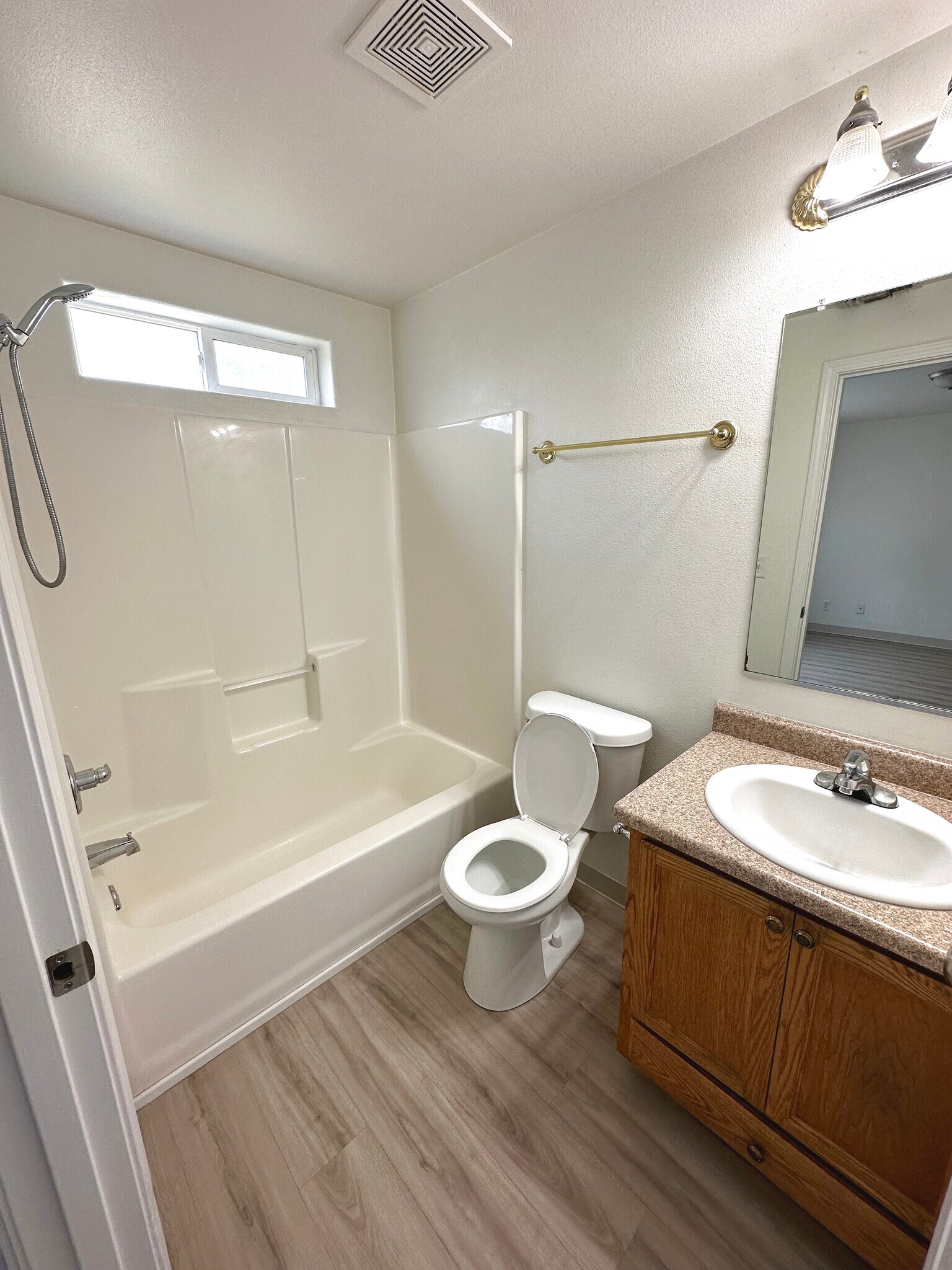 Full Bathroom - 1107 Niantic St