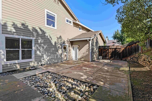 Building Photo - Beautiful Home in Peacock Creek
