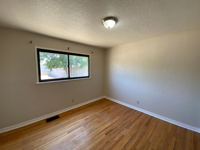 Building Photo - 3 Bedroom Single Story Home Near Gibson Bl...
