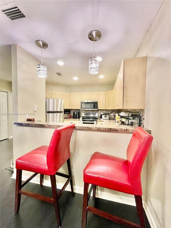 Building Photo - 1359 Avon Ln