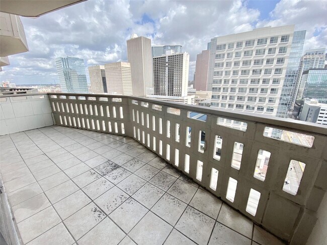 Building Photo - 2016 Main St