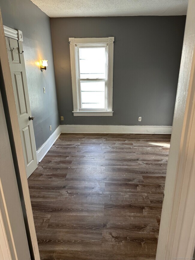 Building Photo - 2 Westland St